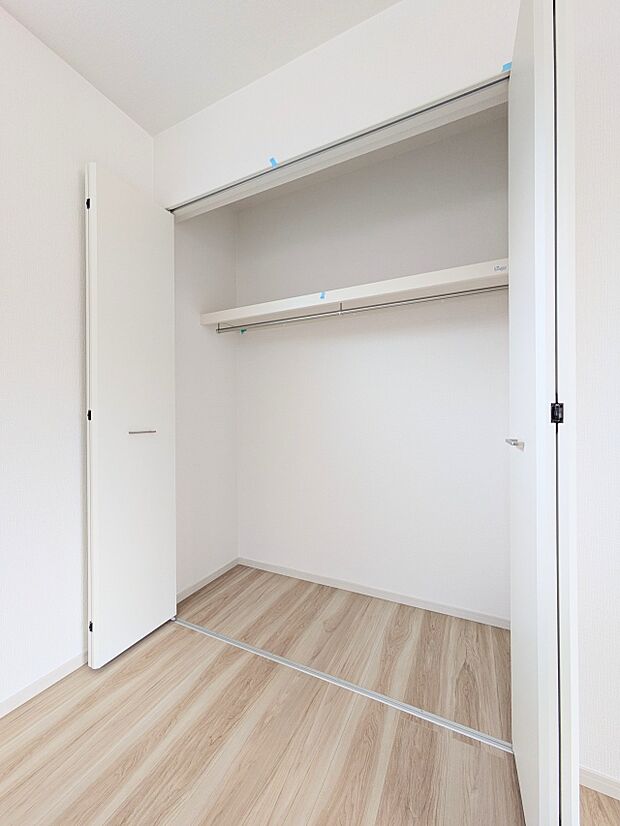【CL(クローゼット)】 壁面クローゼットのメリットは、衣類が横一列に並ぶためひと目で洋服が選びやすいこと。衣類をたくさんお持ちの方も、限られたスペース内に無理なく収納することができます。…