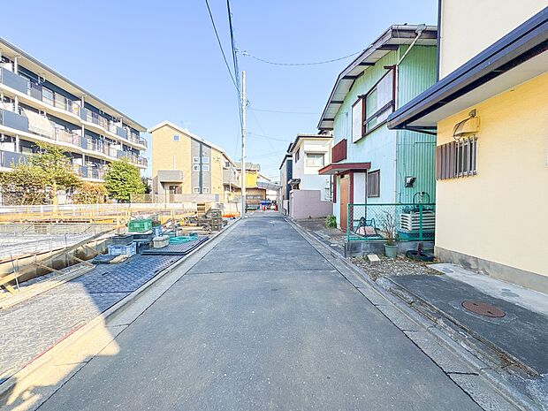【前面道路、私道4m】家の前をまっすぐの通りが走っている。クルマは少なく、人々は毎朝、ウォーキング、ジョギング、犬の散歩など、フリーな朝時間を過ごしている。