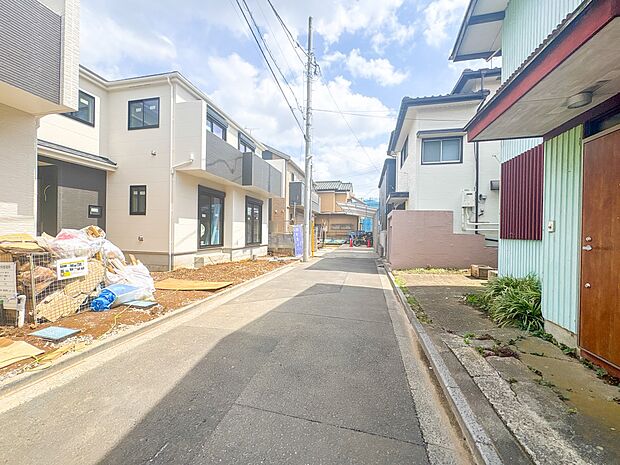 【前面道路、私道4m】家の前をまっすぐの通りが走っている。クルマは少なく、人々は毎朝、ウォーキング、ジョギング、犬の散歩など、フリーな朝時間を過ごしている。