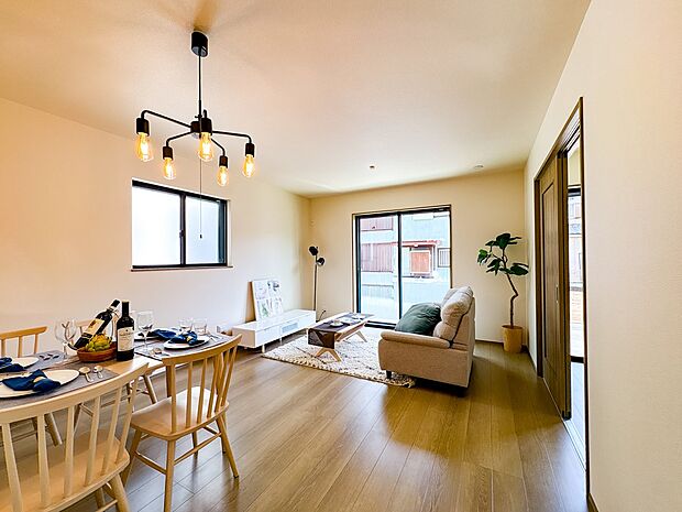 【LDK15帖】シンプルなデザインの家は風情がある。住む人のこだわりを感じる。外観も内装もいたってシンプル。居心地がよく、家事や趣味、子育てなどにも集中できる。家も人間も熟成するほどシンプル…