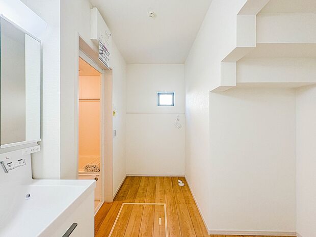 【Laundry space-ランドリースペース】 毎日使う洗濯機。しっかりと奥行きのある置き場が確保されています。