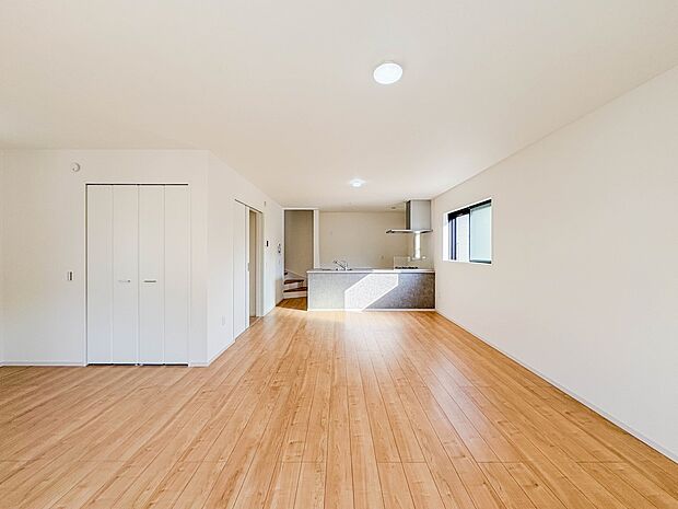 【リビングダイニング】シンプルなデザインの家は風情がある。住む人のこだわりを感じる。外観も内装もいたってシンプル。居心地がよく、家事や趣味、子育てなどにも集中できる。家も人間も熟成するほどシ…