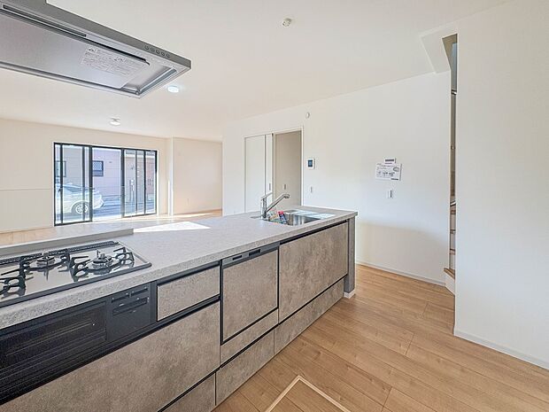 【Dining】ダイニングテーブルを置いても十分な広さが確保されています。