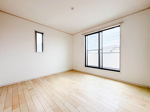 【洋室】お子様のお部屋にぴったりなクロークを備えたフローリング仕様の洋室です。
