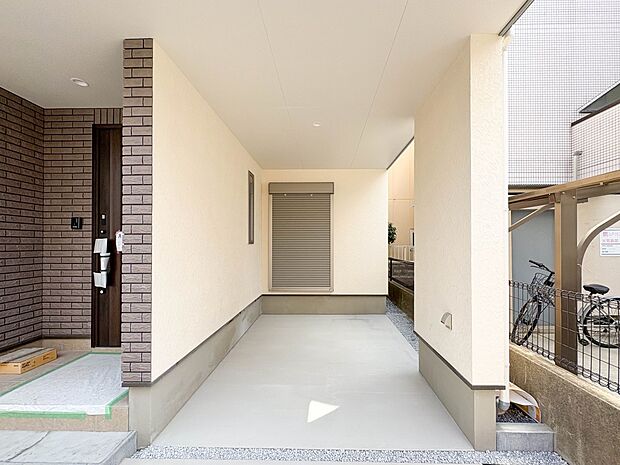 【駐車場】毎日の生活にマイカーが必須という方は、購入を検討する際、駐車場があることは大事な条件です。毎日の通勤や家族の送迎、買い物やお出かけなどクルマのある暮らしを満喫したい方は要チェック。…