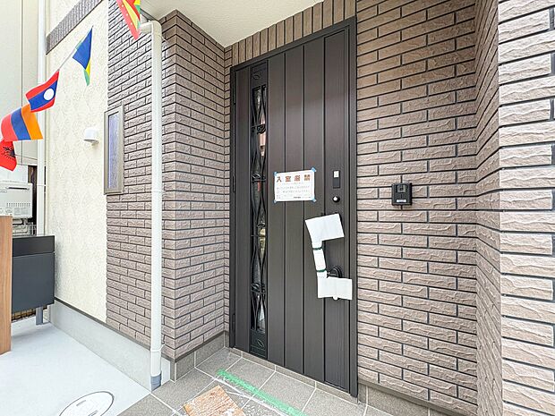 【玄関】家の顔となる玄関は、高いデザイン性が求められます。高級感と断熱性、防犯性に優れた玄関ドアを標準装備。ピッキング対策のセキュリティサムターン等、防犯に考慮しました。