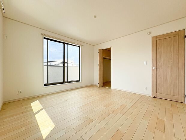 【寝室】シンプルな内装はおしゃれのポイントです。シンプルは華美より飽きがこないからです。色や模様でおしゃれ感をだす。それがシンプルイズビューティーです。