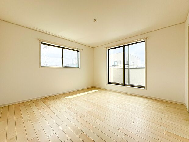 【子供部屋】お子様のお部屋にぴったりなクロークを備えたフローリング仕様の洋室です。