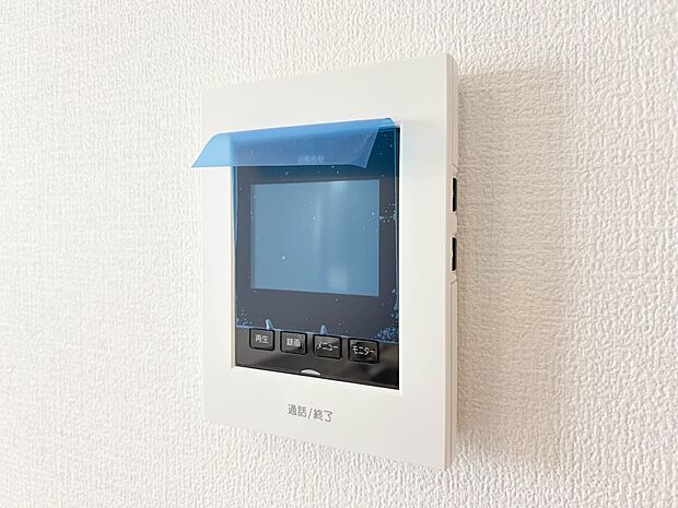 【TVモニター付インターホン】来訪者の様子を室内TVモニターでチェック。対応したくないセールスを断りやすく、子どもに留守番をさせるときも安心。不在時の来訪者を録画でき、犯罪抑止効果も期待でき…