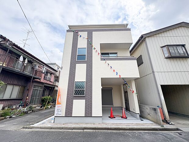 【外観】家族の温かさと陽光の暖かさ、楽しい毎日と明るい未来を予感させる「空間が織り成すひとつ先の住み心地」を演出します。