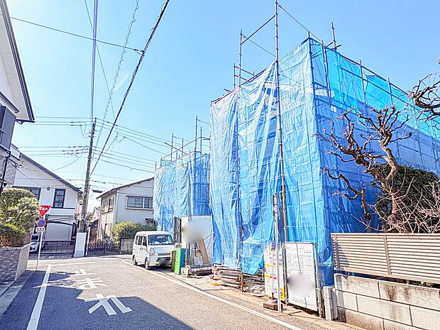 【前面道路】家の前をまっすぐの通りが走っている。クルマは少なく、人々は毎朝、ウォーキング、ジョギング、犬の散歩など、フリーな朝時間を過ごしている。