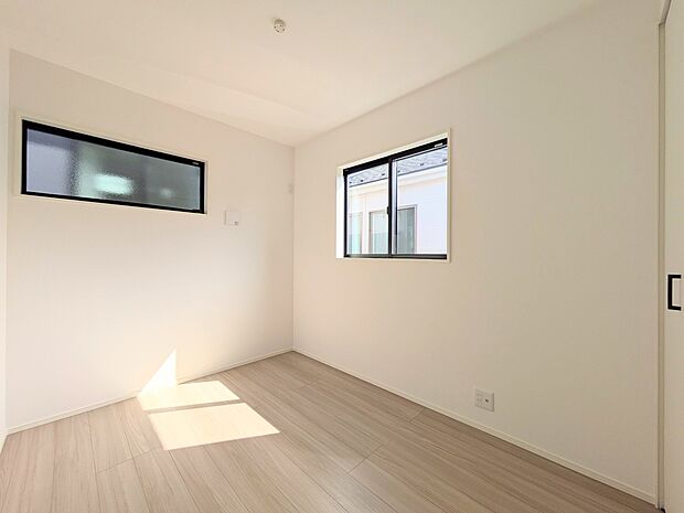 【Room-洋室】  シンプルにデザインされた室内。家具やレイアウトでお好みの空間に。