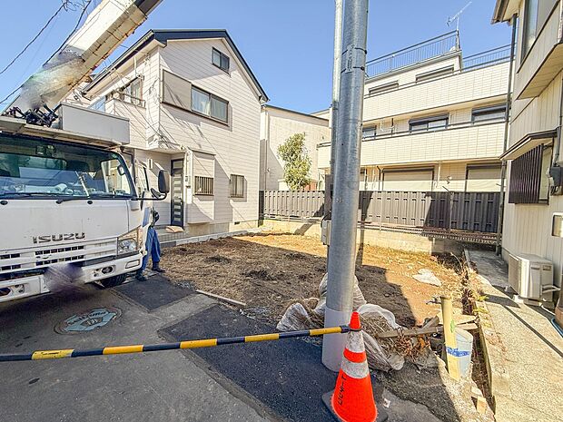 【前面道路】陽当りや通風性など各所に施された工夫で住みやすさを実現。部屋の大きさや周辺環境・街並など、資料には掲載していない情報が現地にはたくさんございます。是非ご確認下さい。