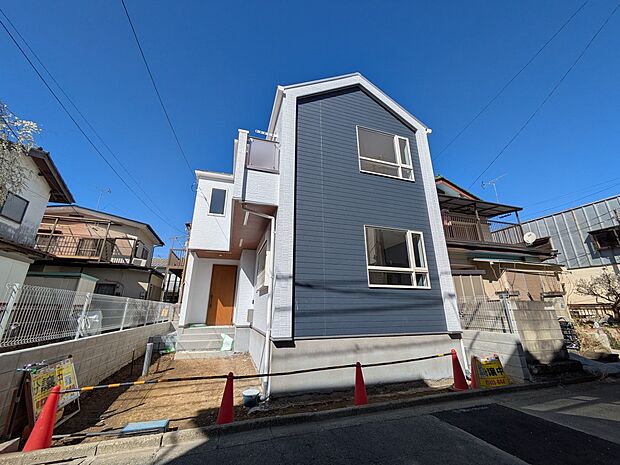 【玄関アプローチ】 玄関はおうちの顔と言われます。玄関アプローチは、外観デザインの印象を左右します。ご家族の個性を出しながら、素敵な玄関でお客様をお迎えしてください。