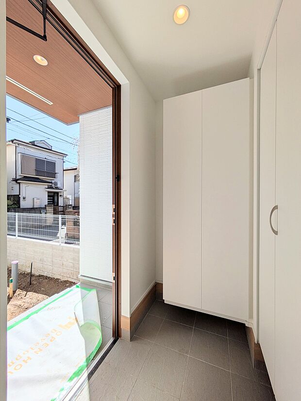 家の玄関は、ご主人の顔と言えます。それだけ玄関の印象は大切。品のある玄関やデザインに凝った玄関や、センスを発揮させましょう。質感のある素材を玄関に使用するのも一つのセンスです。