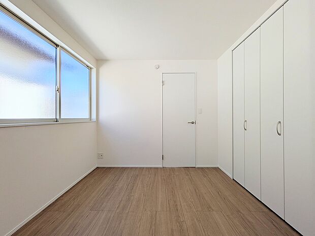 シンプルにデザインされた室内。家具やレイアウトでお好みの空間に。