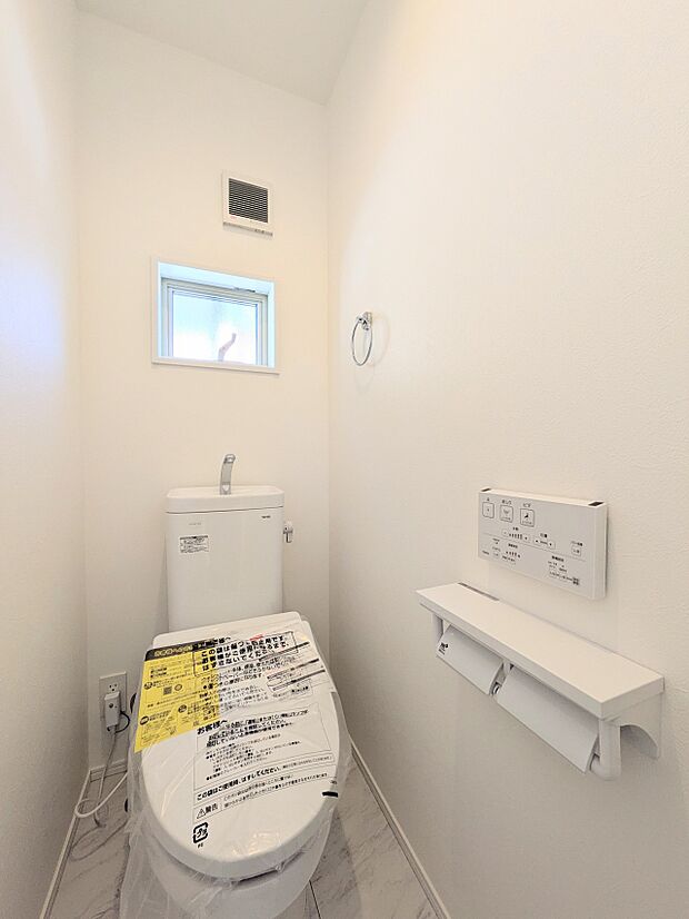 【トイレ】快適で清潔な洗浄機能付温水シャワートイレです。