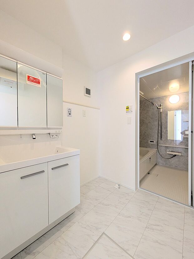 【洗面台】 十分な大きさの洗面台は、身だしなみチェックや歯磨きなど、朝の慌ただしい時間でもホテルライクなスペースで余裕とゆとりを感じて頂けます。