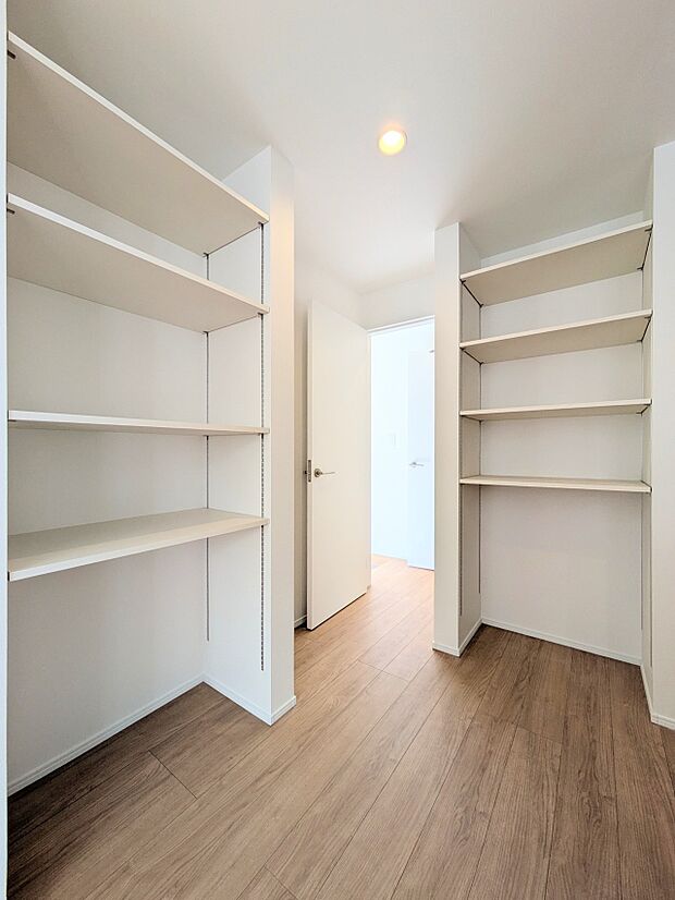 【パントリー(食料庫)】 常温保存できるパン、お米、調味料、缶詰など、日常的に使うものや未開封の食品の収納にぴったり。棚にものを並べて収納すれば、何が足りないのかひと目で確認できます。