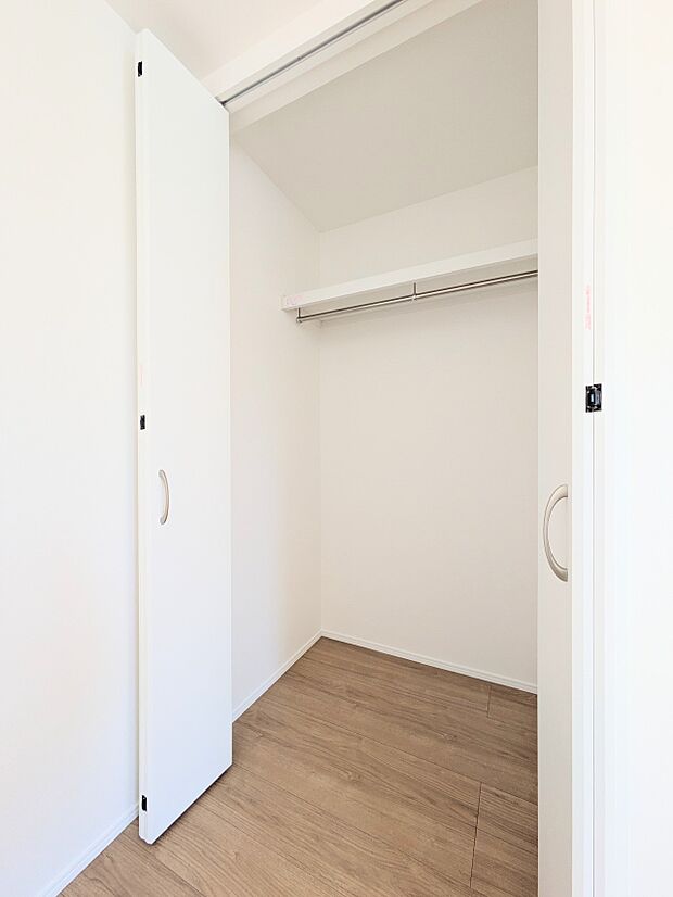 各所に配置された収納スペースは、洋服や小物はもちろんのこと、掃除機や日用予備品・お子様のおもちゃなど様々な物を収納して頂ける便利なスペースです。