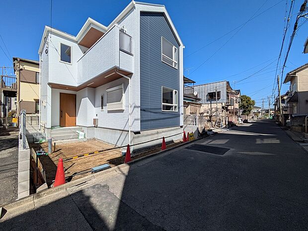 【外観】家の前をまっすぐの通りが走っている。クルマは少なく、人々は毎朝、ウォーキング、ジョギング、犬の散歩など、フリーな朝時間を過ごしている。