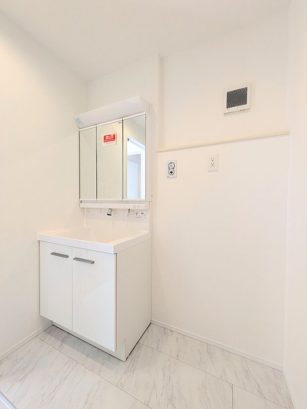 【脱衣所】洗面所は小さなプライベートスペース。歯磨き、洗顔と毎日施す個人空間。