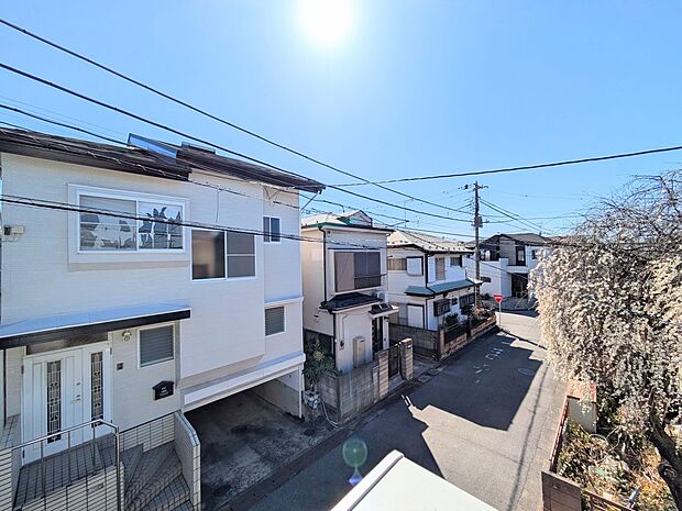 【眺望】その街並みは、さまざまな家の姿が、歩く人々を楽しませている。そう街並みは街の美しい風景なのだ。その風景が目をやさしく和ませてくれている。