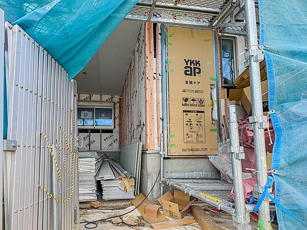【玄関】家の顔となる玄関は、高いデザイン性が求められます。高級感と断熱性、防犯性に優れた玄関ドアを標準装備。ピッキング対策のセキュリティサムターン等、防犯に考慮しました。