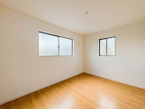 【子供部屋6帖】お子様のお部屋にぴったりなクロークを備えたフローリング仕様の洋室です。