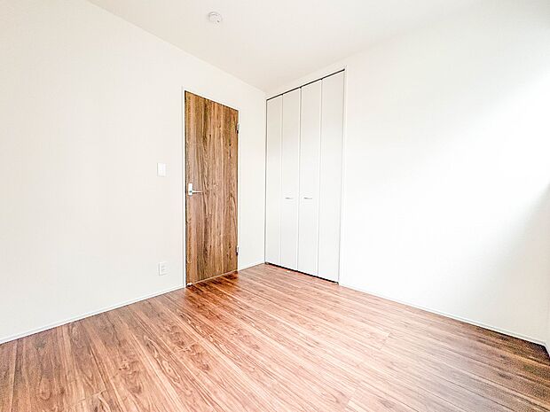 【子供部屋4.5帖】お子様のお部屋にぴったりなクロークを備えたフローリング仕様の洋室です。