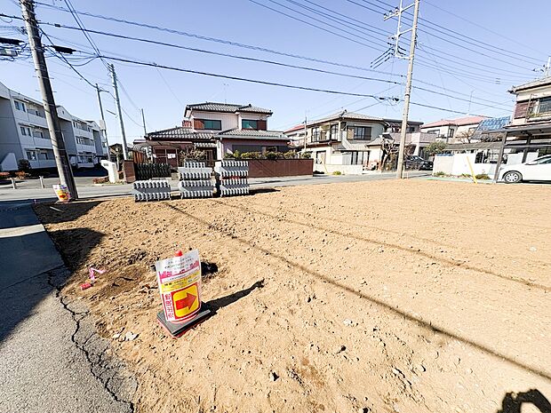 【現地土地写真】陽当りが良いと、洗濯物が乾きやすいですし、湿気やカビの心配も減るので快適です。寒い冬の日でも、日差しが届くと家の中が暖かくなりますね。