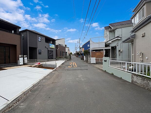 【前面道路】車の通行が少ないので、静かな住環境を維持することができます。※青空はイメージです。