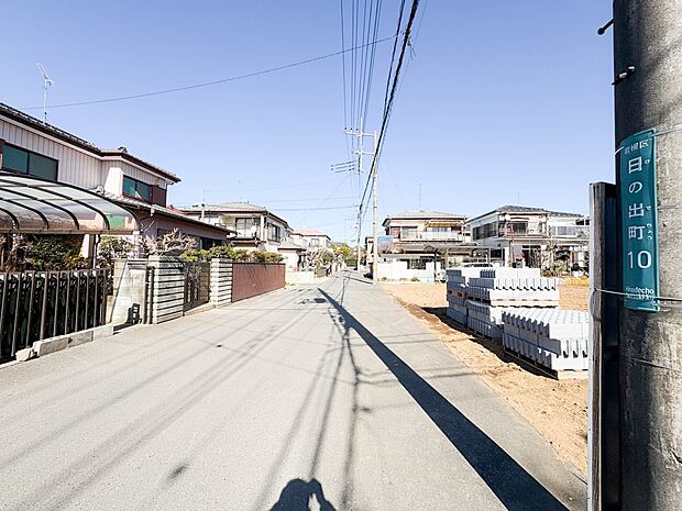 【前面道路】家の前をまっすぐの通りが走っている。クルマは少なく、人々は毎朝、ウォーキング、ジョギング、犬の散歩など、フリーな朝時間を過ごしている。