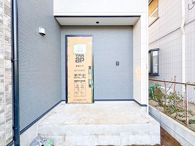 【玄関】家の顔となる玄関は、高いデザイン性が求められます。高級感と断熱性、防犯性に優れた玄関ドアを標準装備。ピッキング対策のセキュリティサムターン等、防犯に考慮しました。