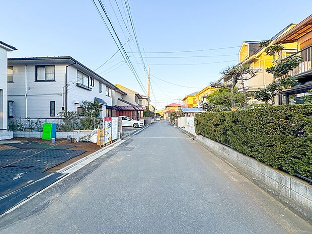 【前面道路、公道5m】車の通行が少ないので、静かな住環境を維持することができます。