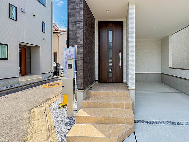 【玄関】家の顔となる玄関は、高いデザイン性が求められます。高級感と断熱性、防犯性に優れた玄関ドアを標準装備。ピッキング対策のセキュリティサムターン等、防犯に考慮しました。