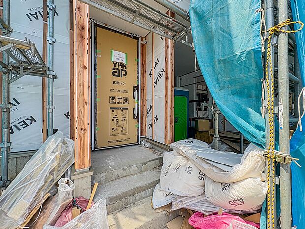 【玄関】家の顔となる玄関は、高いデザイン性が求められます。高級感と断熱性、防犯性に優れた玄関ドアを標準装備。ピッキング対策のセキュリティサムターン等、防犯に考慮しました。
