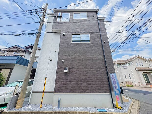 【外観】家族の温かさと陽光の暖かさ、楽しい毎日と明るい未来を予感させる「空間が織り成すひとつ先の住み心地」を演出します。