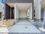 【駐車場】毎日の生活にマイカーが必須という方は、購入を検討する際、駐車場があることは大事な条件です。毎日の通勤や家族の送迎、買い物やお出かけなどクルマのある暮らしを満喫したい方は要チェック。…