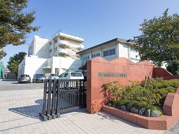 中学校 1300m 内谷中学校(1000名以上の生徒が在籍しているマンモス校です。中学生らしい活発で積極的な生徒を育んでいます。部活動でも、文化系・体育系ともにアクティブで好成績を収めていま…