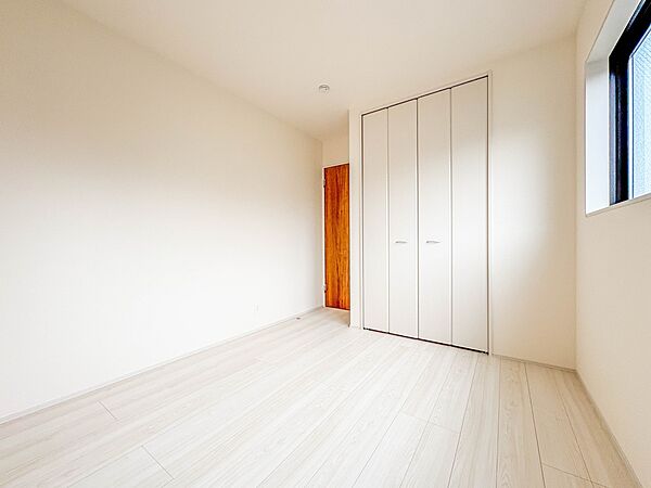 【寝室5.33帖】シンプルな内装はおしゃれのポイントです。シンプルは華美より飽きがこないからです。色や模様でおしゃれ感をだす。それがシンプルイズビューティーです。