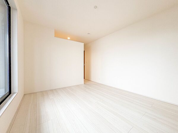 【子供部屋7帖】お子様のお部屋にぴったりなクロークを備えたフローリング仕様の洋室です。