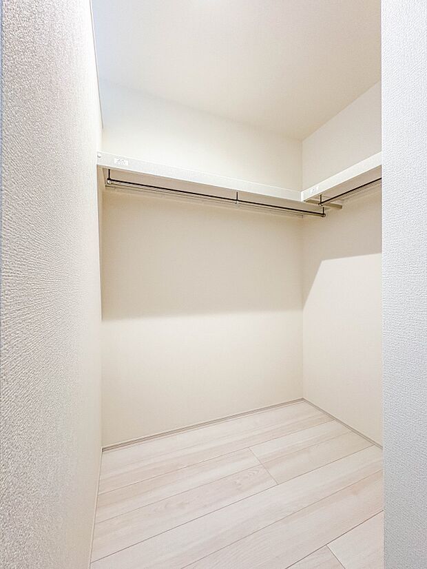 【ウォークインクローゼット】 たくさんの洋服をかけてもシワになりにくいウォークインクローゼット。洋服以外にも、普段使わない家電やスーツケース、ストック品など何でも片付く嬉しい空間です。