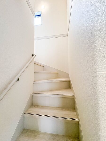 【手すり付階段】手すりがないと階段の昇り降りで危険なことはもちろん、壁に手をつきながら歩くことで壁紙が汚れやすくなります。すべての方に快適に昇り降りしていただくため、手すりを設置しました。