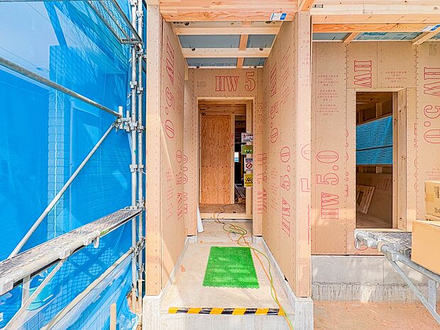 【玄関】家の顔となる玄関は、高いデザイン性が求められます。高級感と断熱性、防犯性に優れた玄関ドアを標準装備。ピッキング対策のセキュリティサムターン等、防犯に考慮しました。