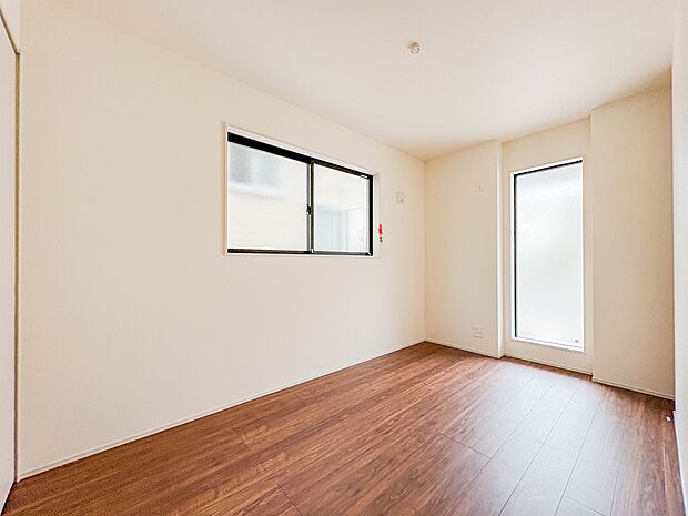 【子供部屋5帖】お子様のお部屋にぴったりなクロークを備えたフローリング仕様の洋室です。