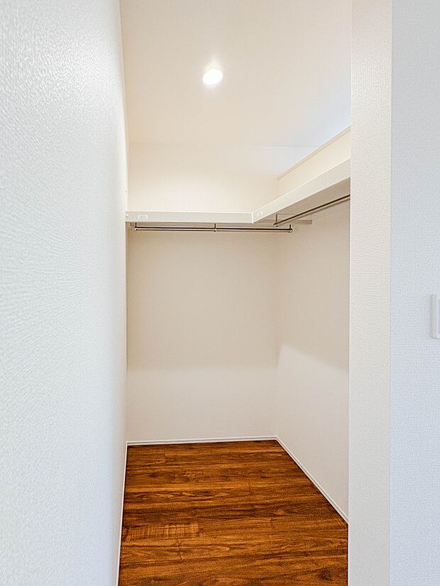【WIC（ウォークインクローゼット）】  たくさんの洋服をかけてもシワになりにくいウォークインクローゼット。洋服以外にも、普段使わない家電やスーツケース、ストック品など何でも片付く嬉しい空間…