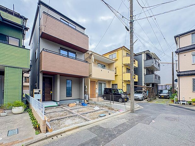 【外観】家族の温かさと陽光の暖かさ、楽しい毎日と明るい未来を予感させる「空間が織り成すひとつ先の住み心地」を演出します。