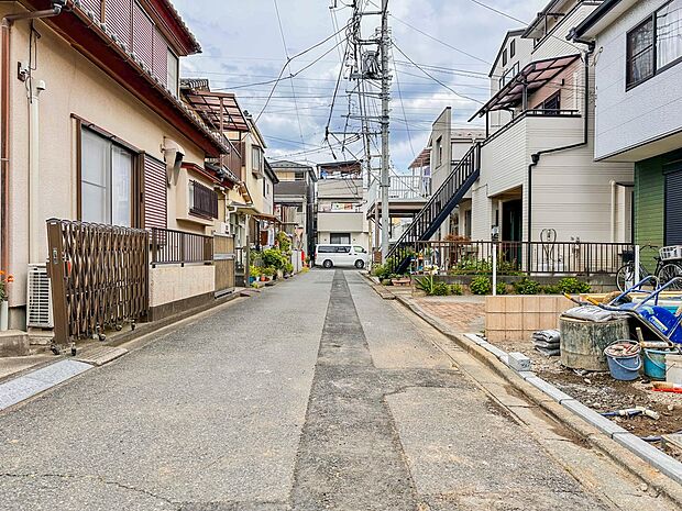 【前面道路】車の通行が少ないので、静かな住環境を維持することができます。