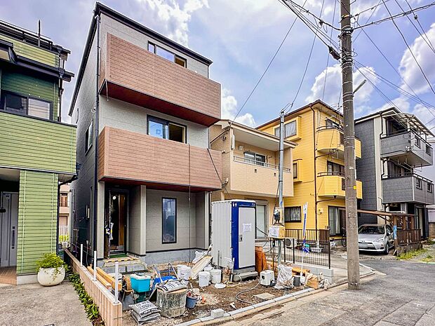 【外観】家族の温かさと陽光の暖かさ、楽しい毎日と明るい未来を予感させる「空間が織り成すひとつ先の住み心地」を演出します。